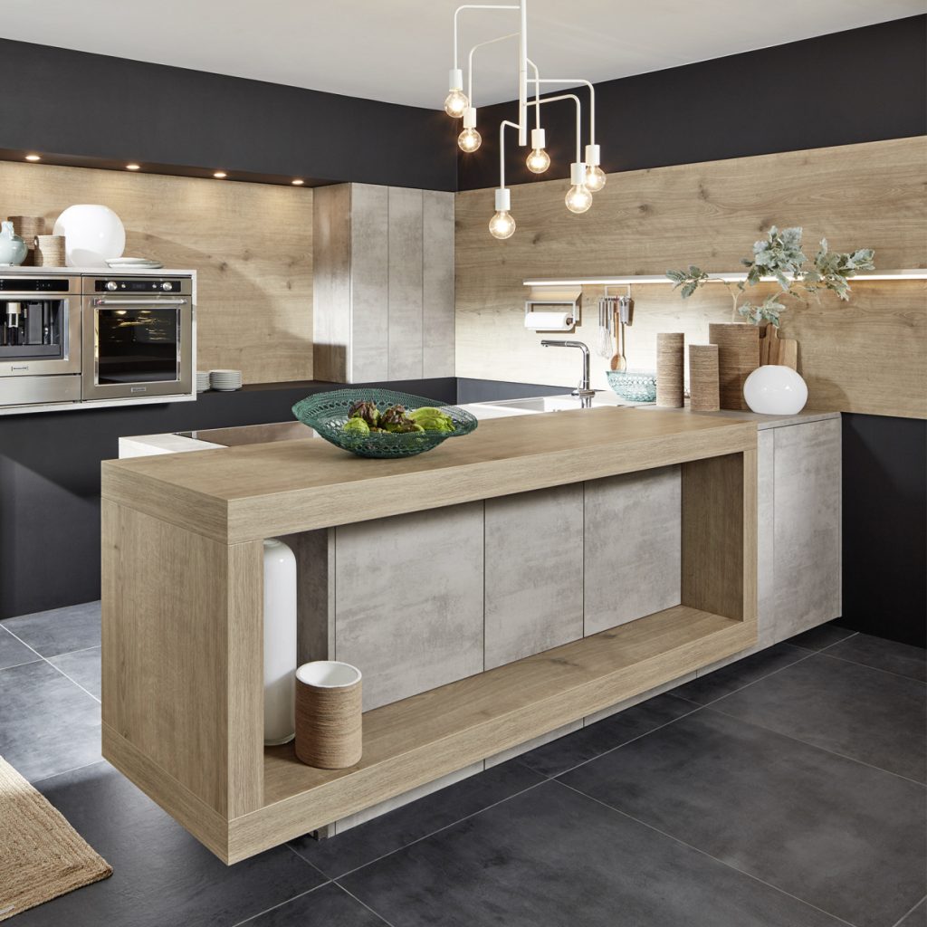 Die Betonoptik ist ein unkonventionelles Design-Statement und kommt bei diesem eindrucksvollen, faszinierenden Barelement in Kombination mit Holzdekor besonders gut zur Geltung.______________________________________________The concrete look is an unconventional design statement and is used to particularly great effect in this impressive, fascinating bar element combined with wooden decor. #nolteküchen #kitchen #madeingermany #noltekuechen #livinginthekitchen #nolte #woodlook #stonedecor #kitchenideas #kitcheninspiration #kitchenplanning #inspiredbynature #interiordesign #fürdaslebeninderküche #holzoptik #betonlook #betonliebe #küchenplanung #küchenideen #kücheninspiration #kücheninsel #küche